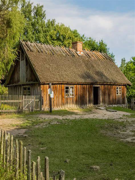 Zabudowa wiejska z drewnianymi domami i strzechą, symbolizująca częste pożary