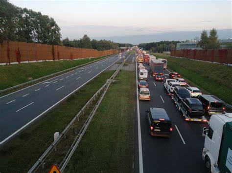 Widok z drona na korek na autostradzie A2 po zdarzeniu drogowym
