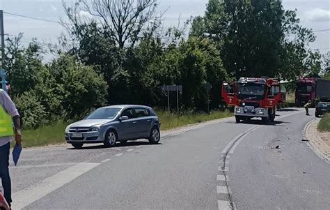 Akcja gaśnicza na drodze krajowej po zderzeniu samochodu osobowego z cysterną LPG