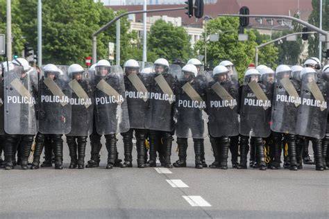 Tematyczne zdjęcie strażaka w pełnym umundurowaniu bojowym