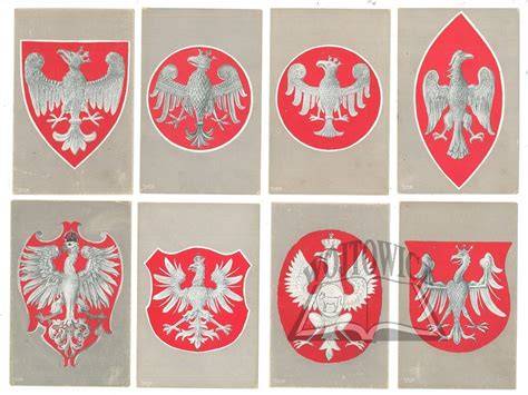 Zdjęcie historycznych uniformów strażackich z różnych epok