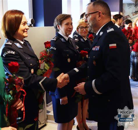Zdjęcie Beaty Kisiel w mundurze policyjnym i strażackim, ukazujące wszechstronność