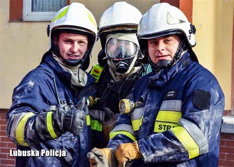Zdjęcie Ojca Piotra Nowaka w sutannie, strażackim hełmie lub z dziećmi podczas akcji