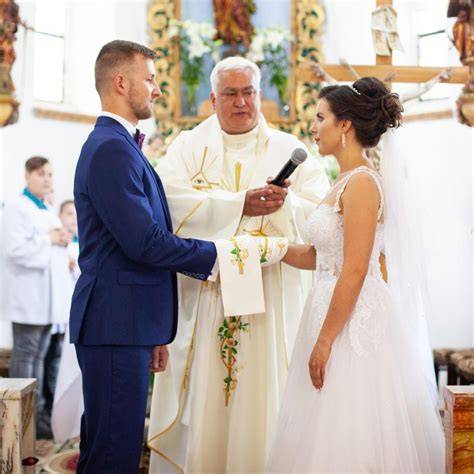 Zdjęcie ślubu mundurowego z szpalerem honorowym