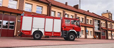 nowoczesny samochód strażacki VOLVO zaparkowany przed remizą OSP