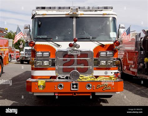 Thematic photo of a fire truck in front of a modern remiza