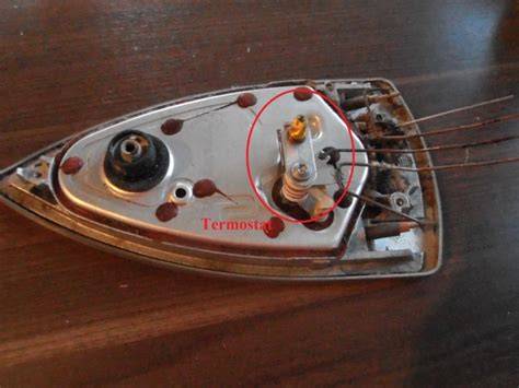 Zdjęcie przedstawiające duży otwór do wlewania wody w żelazku Tefal