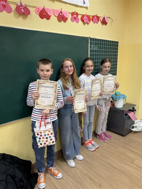 Zdjęcie dzieci z nagrodami i dyplomami z konkursu plastycznego