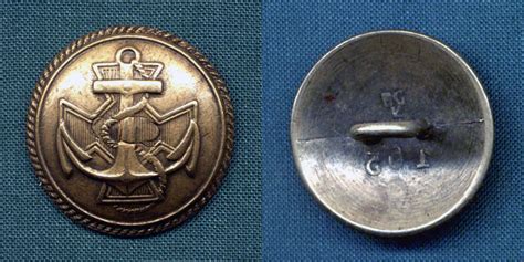 historyczny guzik strażacki z kotwicą admiralicji oraz standardowy wzór guzika strażackiego