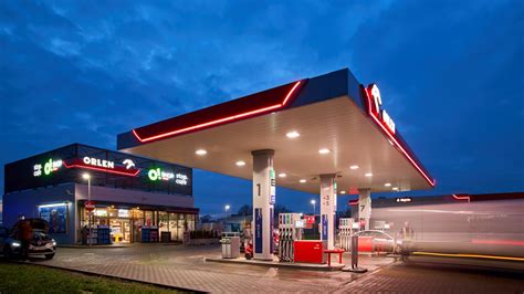 Tematyczne zdjęcie strażaka OSP na tle stacji paliw ORLEN