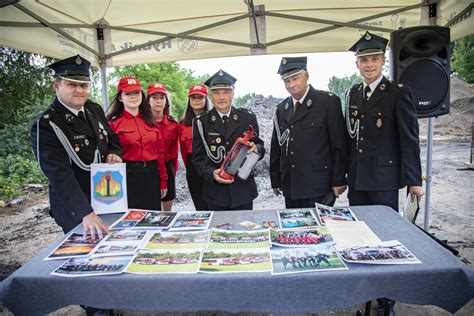 zdjęcie aktualnego zarządu OSP Zgórznica w pełnym umundurowaniu