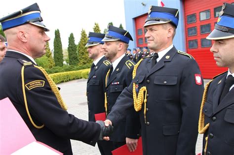 Zasłużeni strażacy i członkowie orkiestry odbierający medale i odznaczenia