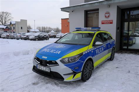 zdjęcie policyjnego dochodzenia w sprawie podpalenia samochodu