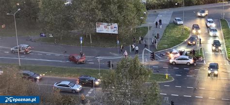 Zdjęcie spalonego samochodu na ulicy Kmiecej w Poznaniu
