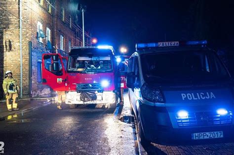 Wóz strażacki i policja na miejscu tragicznego pożaru samochodu przy ulicy Roboczej