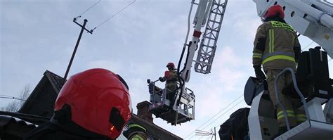 zdjęcie drabiny mechanicznej i podnośnika hydraulicznego w akcji ratowniczej