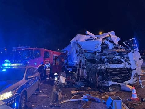 zdjęcie spalonej ciężarówki z butami