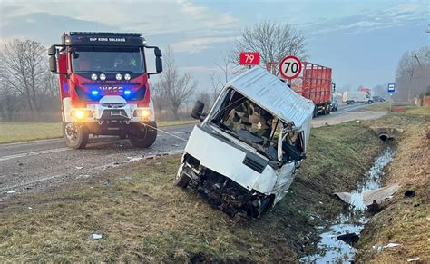 Miejsce wypadku drogowego z udziałem busa i ciężarówki w Wólce Kłuckiej