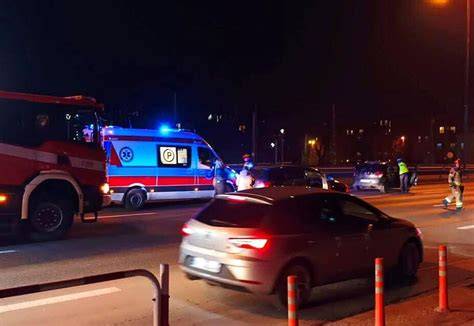 zdjęcie płonącego samochodu na ulicy w Krakowie