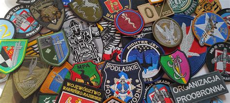 Zbliżenie na haft komputerowy wykonujący naszywkę OSP, prezentujące precyzję i detale