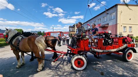 Parada zabytkowych wozów strażackich podczas pikniku