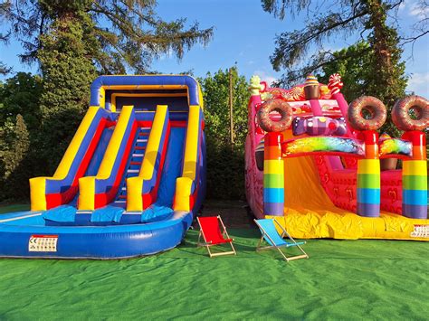 Dzieci bawiące się na dmuchańcach podczas pikniku strażackiego