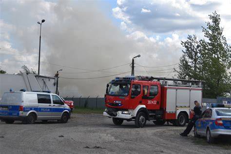 Zdjęcie straży pożarnej w akcji, kłęby dymu nad budynkiem mieszkalnym w nocy
