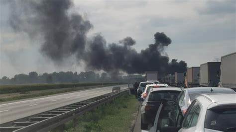 zdjęcie płonącego autokaru na poboczu autostrady