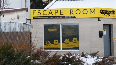 Widok na budynek escape roomu po pożarze w Koszalinie