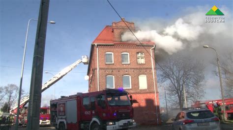 Widok na budynek dworku, w którym doszło do pożaru w Komornikach