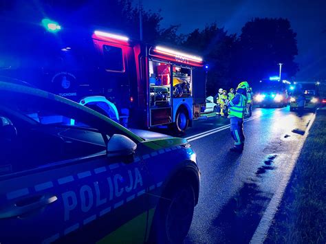 Funkcjonariusze policji i straży pożarnej na miejscu zdarzenia, prowadzący oględziny