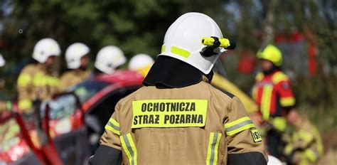 Strażak OSP w mundurze galowym ze sznurem