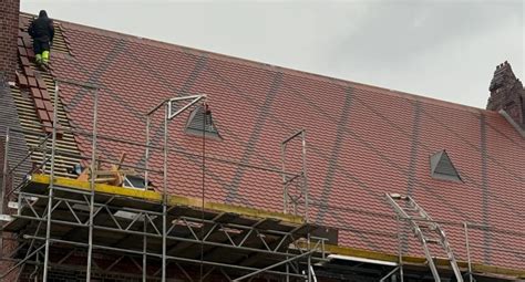 zdjęcie strażaków używających technik alpinistycznych na dachu lub wieży kościoła