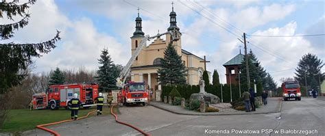 zdjęcie strażaków w aparatach ochrony dróg oddechowych wewnątrz zadymionego kościoła