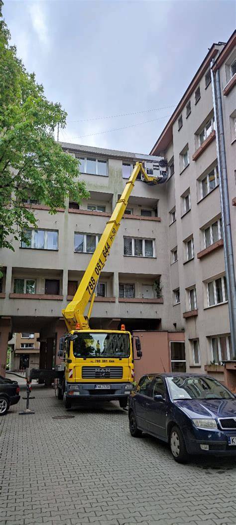 zdjęcie podnośnika koszowego (SHD25) przy kościele