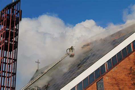Strażacy gaszący pożar kościoła z podnośników