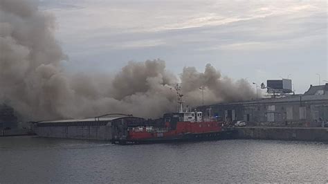 zdjęcie dymu unoszącego się nad Portem Gdynia podczas pożaru