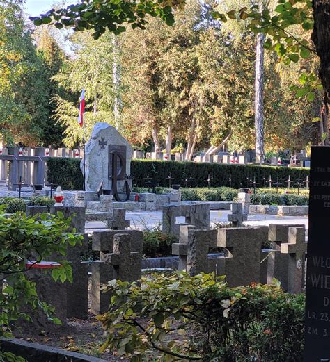 Zdjecie miejsca zdarzenia przed Sejmem w Warszawie, z widocznym pomnikiem AK