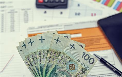 Pieniądze i dokumenty księgowe symbolizujące zarządzanie finansami OSP i ulgi podatkowe