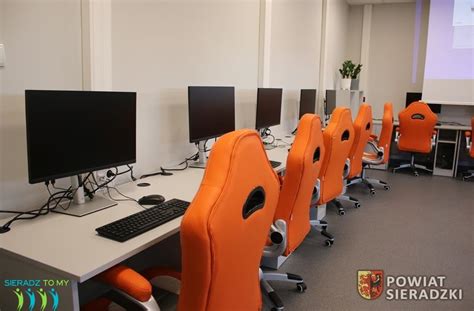 zdjęcie nowoczesnej pracowni komputerowej lub chemiczno-biologicznej w liceum