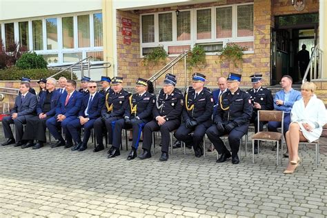 zdjęcie uczniów w mundurach strażackich podczas praktycznych ćwiczeń