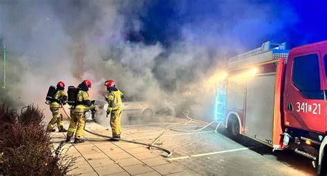 spalone samochody na parkingu w Toruniu, noc, ślady pożaru