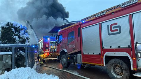 Zdjęcie przedstawiające gigantyczny słup ognia i chmurę dymu nad Zgierzem w nocy z 25 na 26 maja 2018 r.