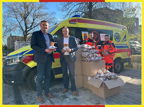 Symboliczne przekazanie Misiów Ratowników Rzecznikowi Praw Dziecka