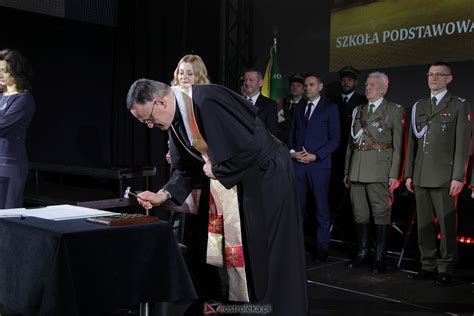 Zdjęcie przedstawiające moment przekazania sztandaru