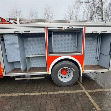 Przekrój nowoczesnej kabiny załogowej wozu strażackiego, pokazujący wyposażenie i przestrzeń