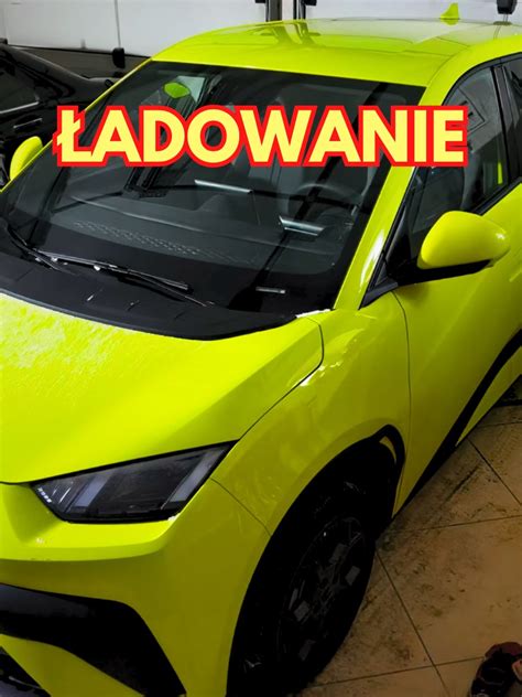 Zdjęcie spalonego samochodu na parkingu w nocy