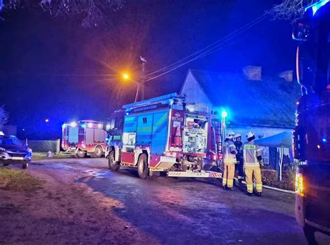 Zdjęcie służb ratunkowych na miejscu pożaru w nocy