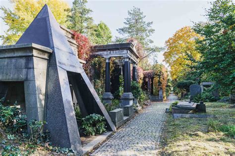 stary cmentarz żydowski w Bobowej z charakterystycznymi macewami