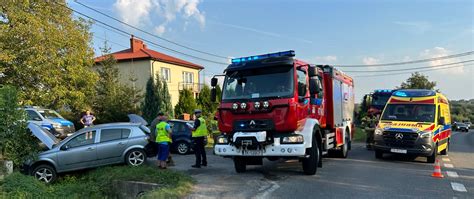 zdjęcie z miejsca wypadku drogowego, uszkodzone pojazdy, służby ratunkowe